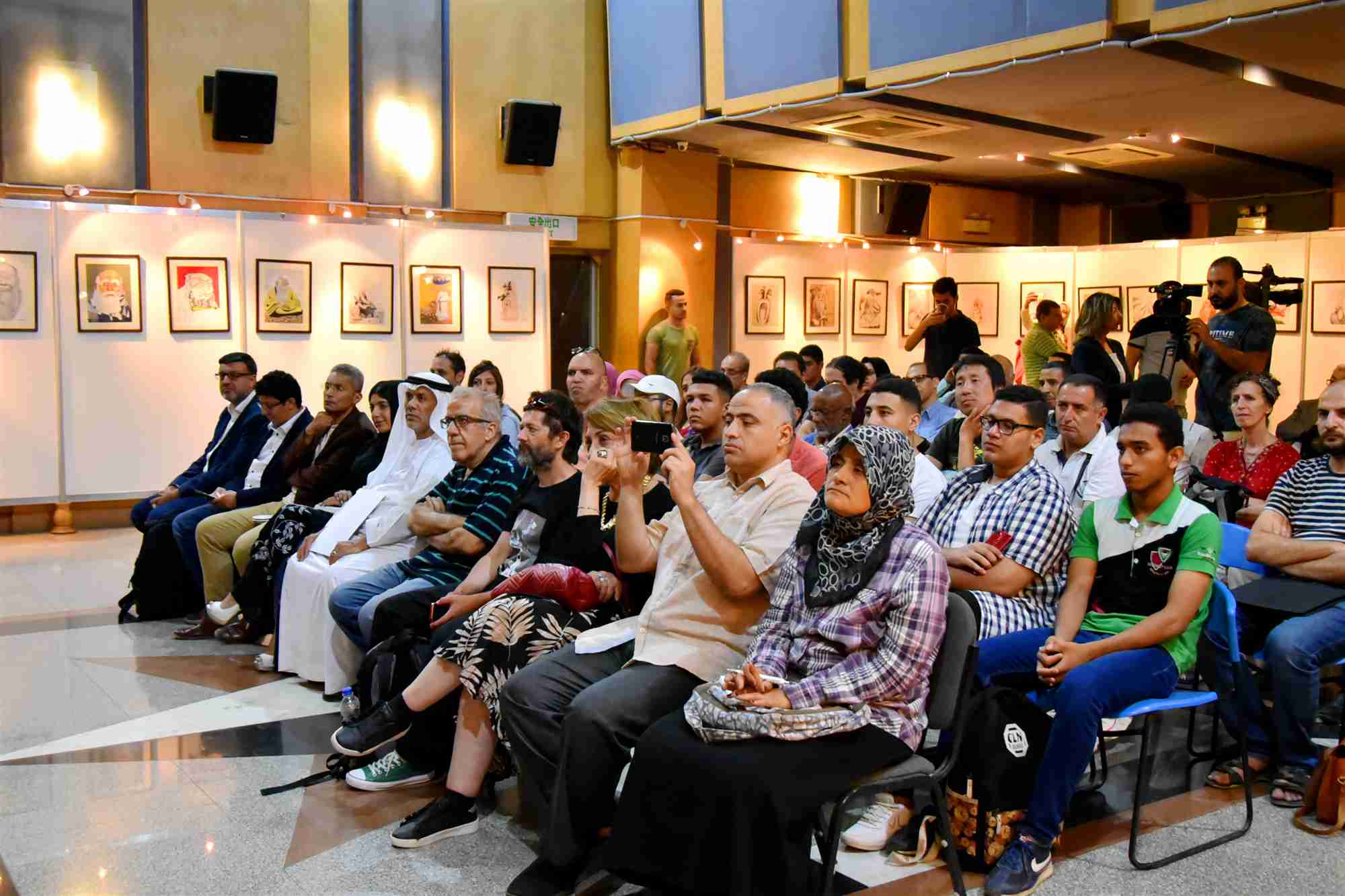 “世界眼中的老子”漫画展在开罗中国文化中心开幕 1