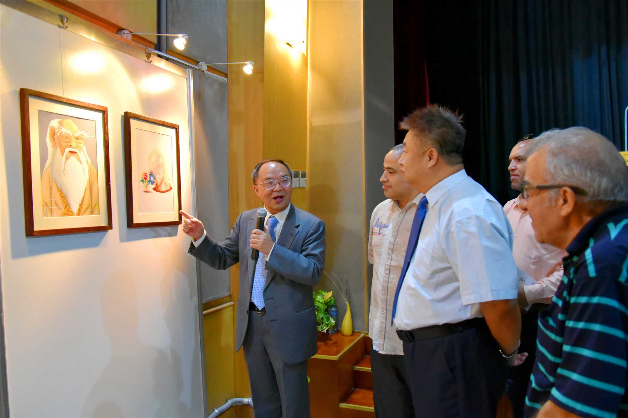 “世界眼中的老子”漫画展在开罗中国文化中心开幕 1